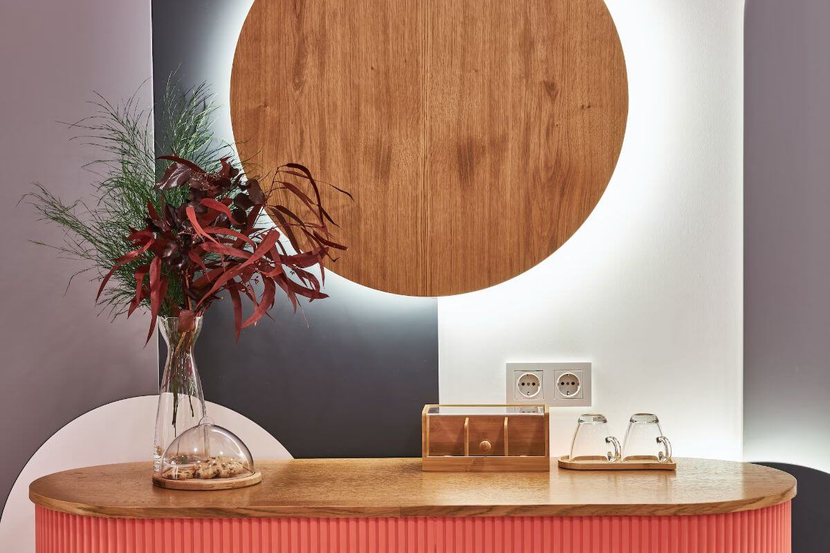 2.Idei pentru decorarea peretilor din living-masuta din lemn, forma rotunda din lemn pentru perete, vas din sticla cu flori