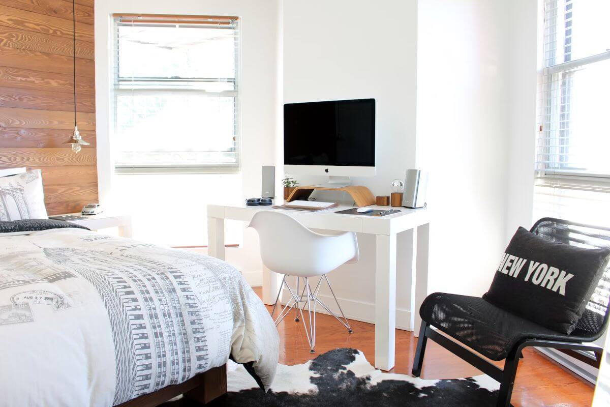2.Idei pentru decorarea peretilor din living-perete din lemn, pat matrimonial, birou alb, scaun negru, monitor